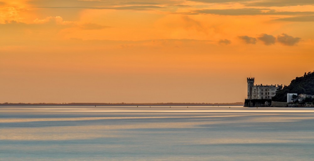 Tramonto al Castello di Miramare visto da una delle strade panoramiche di Trieste