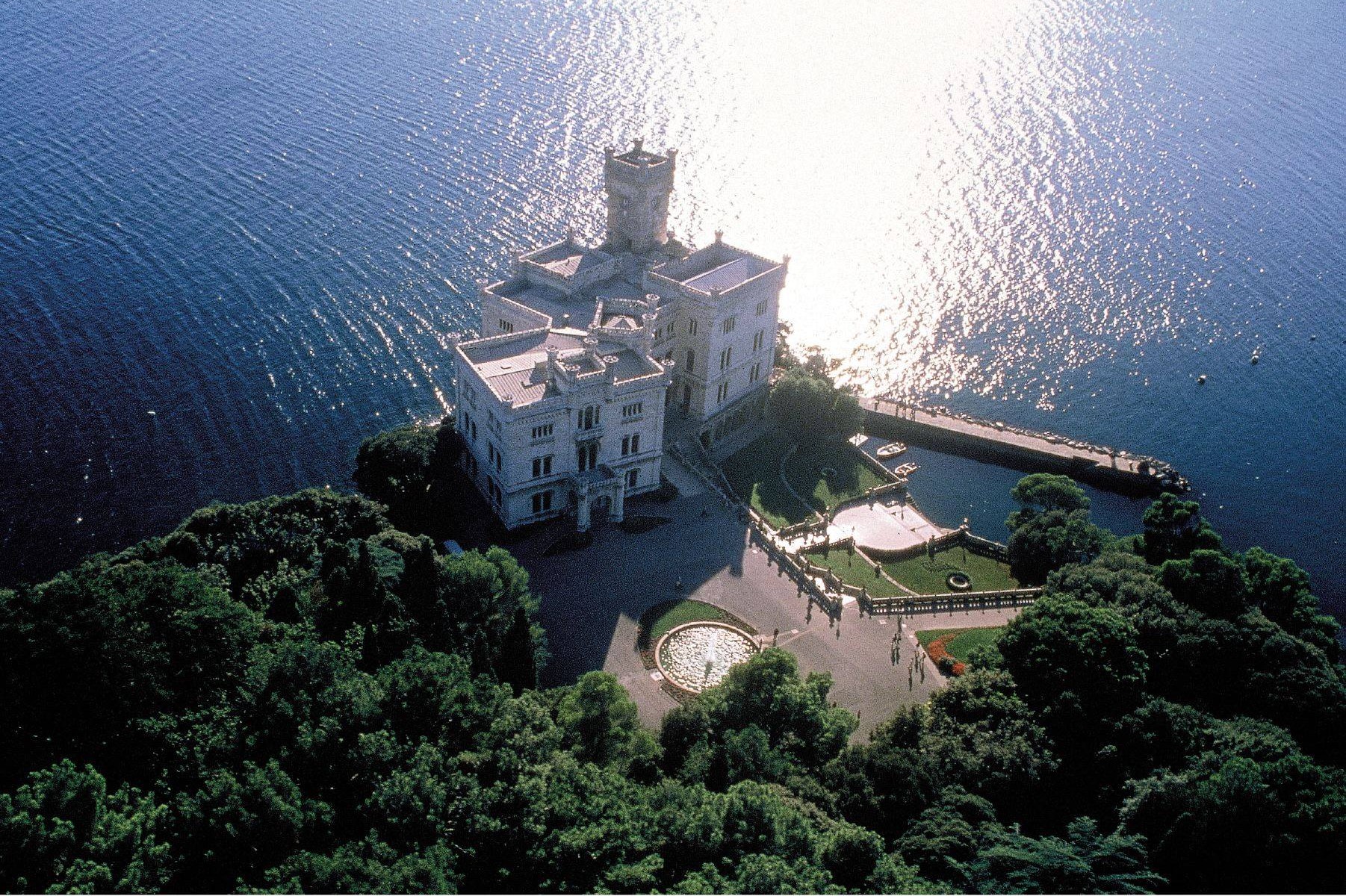 Il Castello di Miramare e il suo parco ripresi dall'alto