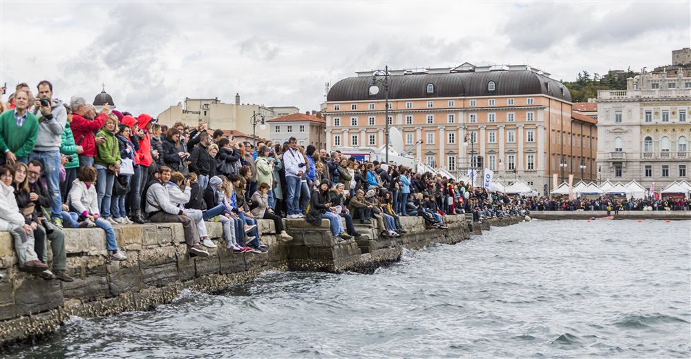 barcolana vista dal molo audace di fronte a piazza unità d'italia