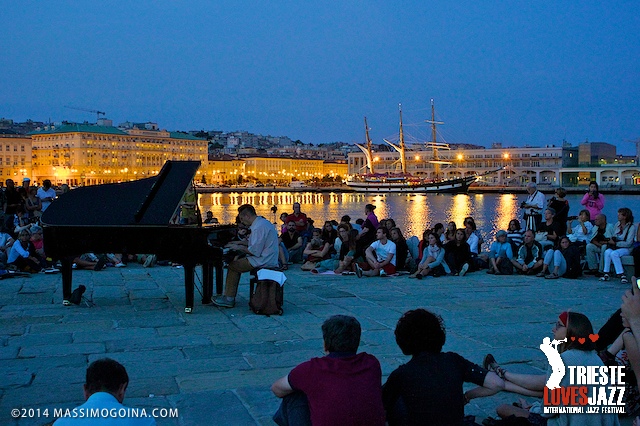 TriesteLovesJazz 2014. Concerto all'alba al molo Audace, con Bruno Cesselli al pianoforte. All'interno dell'evento viene anche girato un documentario al fotografo triestino Ugo Borsatti, Ph Massimo Goina