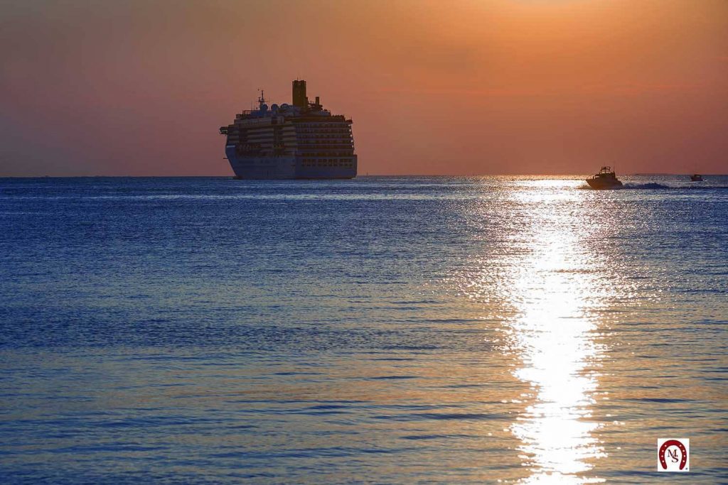 Costa Mediterranea lascia il Golfo di Trieste ph Marino Sterle